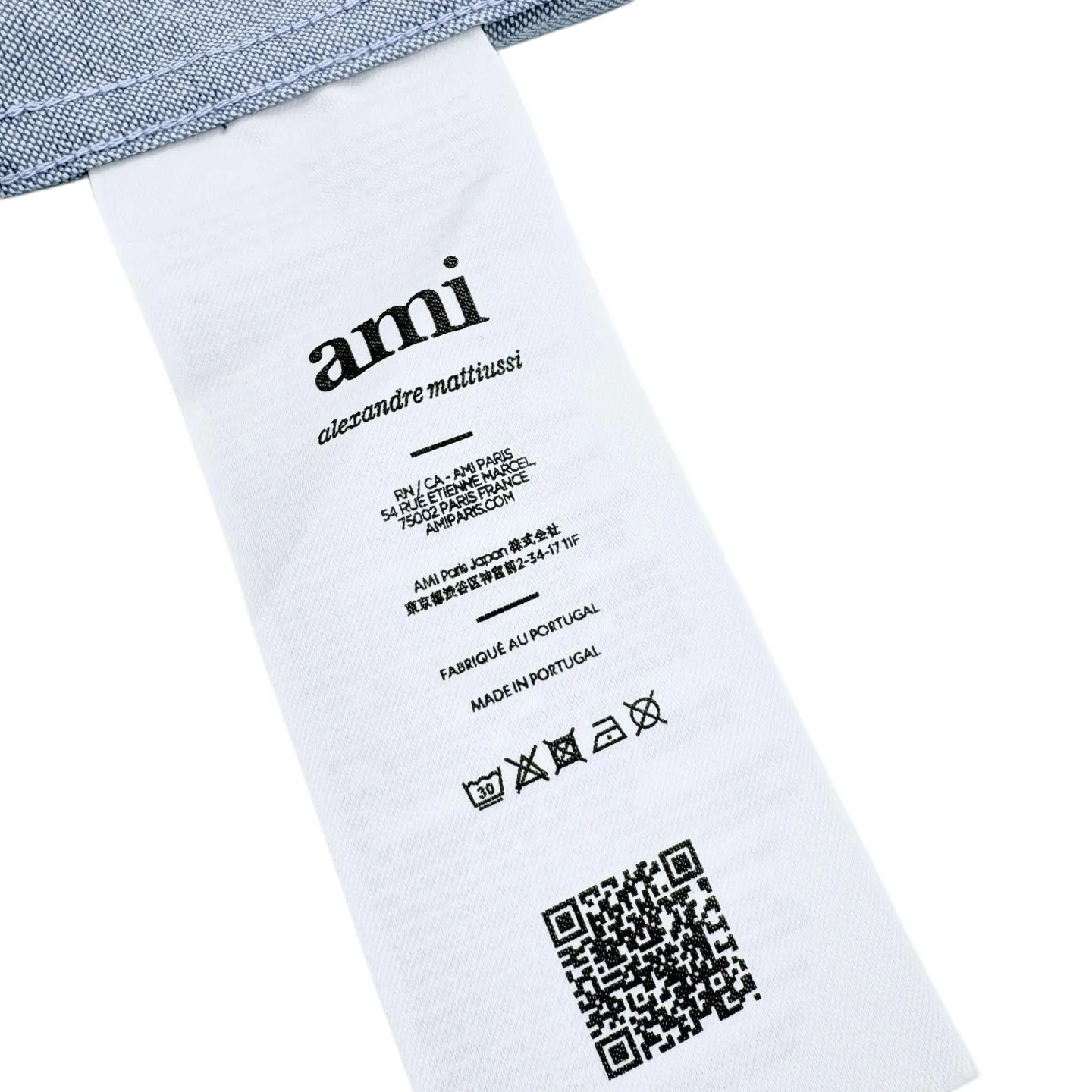 Ami Paris love embroidered short-sleeved shirt (gray blue). The original purchase was . The fabric is made of custom-made luxury Oxford cloth. It has excellent texture and is comfortable and close to the skin. The elegant gray and blue charm is quiet and elegant. A bright red love heart jumps out on the chest and is embellished like a work of art. It is casual yet exquisite. It is the ultimate simplification of color and conveys the love and persistence of life. The minimalist shape contains the soul of fashion and adopts imported machine embroidery technology. Using advanced computer control systems and precision mechanical components, Ami's love embroidery work is realized with high precision. The lines are smooth and delicate, and the fabrics have been washed. It has a better hand feel and texture, is not easy to deform, is not easy to shrink, is not easy to fade, and maintains long-term beauty. Size:S-M-L-XL